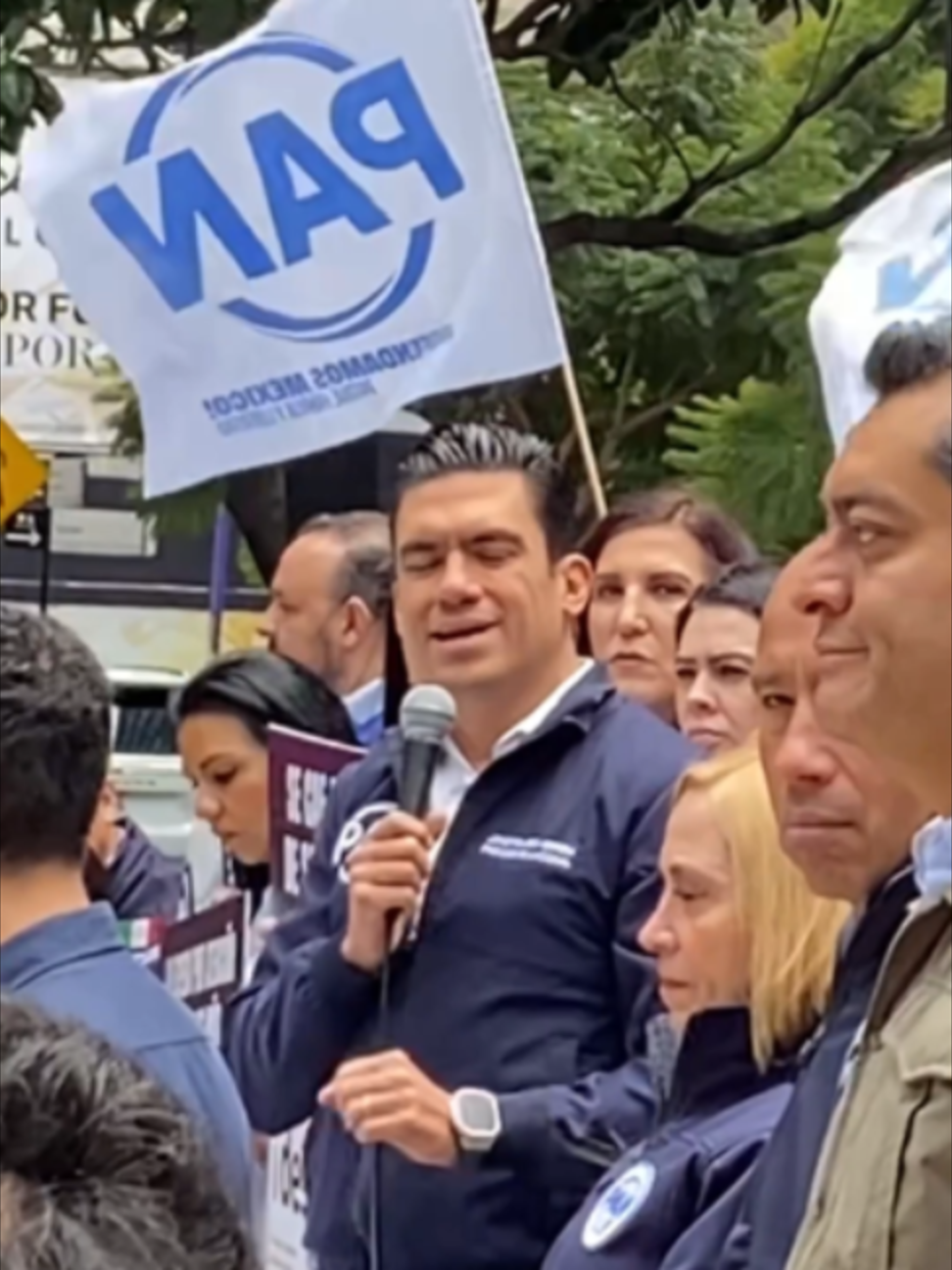 ¡PAPELÓN HISTÓRICO!: JORGE ROMERO confunde a SANTA ANNA y lo REBAUTIZA en vivo El dirigente panista Jorge Romero demostró un desconocimiento básico de la historia de México al renombrar a uno de los personajes más controversiales del siglo XIX mexicano. Antonio de Padua María Severino López de Santa Anna y Pérez de Lebrón, conocido como Antonio López de Santa Anna, fue llamado 'Ignacio' por el líder del Partido Acción Nacional.