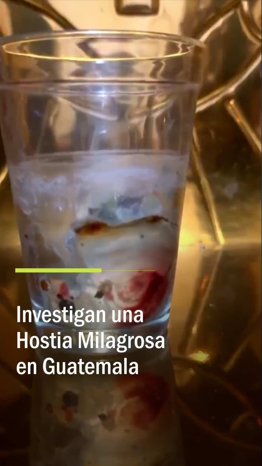 Un posible milagro eucarístico sorprendió a los fieles de la Catedral del Niño Dios en Santa Rosa, Guatemala tras la noticia de que una hostia consagrada ha pasado varios días sumergida en el agua sin deshacerse y, además, le aparecieron unas manchas rojizas que muchos dicen podría ser sangre.  Durante la comunión, un niño sacó la hostia de su boca y el protocolo que se siguió fue tomarla y depositarla en un vaso con agua. Ahora, la Iglesia espera el análisis y una investigación científica de la sustancia. Sin embargo, la noticia se propagó entre los fieles que no dudan de un milagro.  #primerimpacto #milagro #hostia #iglesia