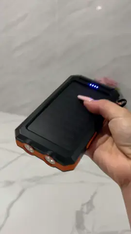 Con múltiples puertos de carga, esta batería portátil satisface tus necesidades de uso diario #BateríaSolar #PowerBankMultifuncion #Gadget2026 #AccesorioParaViajar #TecnologiaPractica