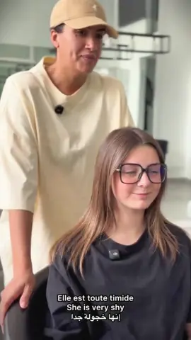 Aujourd’hui, j’ai coiffé une cliente pas comme les autres… elle n’a que 11 ans Elle avait envie d’un petit changement un ombré tout en douceur, une frange rideau et un petit dégradé. Avec l’