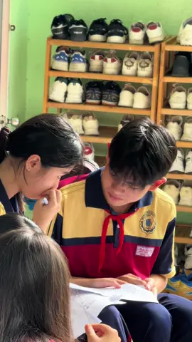 Phụ huynh ơi. Nhìn kìa.