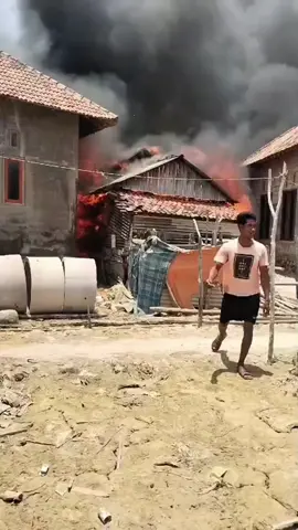 Kamis 22 Oktober 2026 Siang. Rumah Kayu di Dusun Pabitta, Kangayan Sumenep Dilalap Si Jago Merah