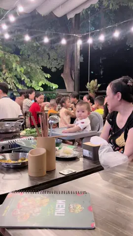 Tiểu nhị mang ngay đồ ăn ra đâyy
