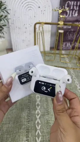 Los auriculares que acompañan todos tus momentos de escucha de música #GadgetsMusicales #AuricularesParaTodosLosUsos #TecnologiaPractica #EstucheConPantalla #ExperienciaAudio