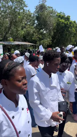 Toujours dans la continuité de la Journée internationale des chefs cuisiniers, j’ai eu l’immense honneur d’être invité par l’Union des Chefs Cuisiniers du Togo à prendre part aux festivités organisées pour célébrer cette journée dédiée à notre passion et à notre métier. Du 19 au 24 octobre, plusieurs activités rythment cette célébration : caravane, cérémonie d’ouverture, foire gastronomique, panels d’échanges et concours culinaire. Autant d’initiatives qui mettent à l’honneur le savoir-faire de nos chefs, favorisent le partage d’expériences et contribuent au rayonnement de la gastronomie togolaise. Rendez-vous le samedi 24 octobre au CETEF Togo 2000 pour le grand dîner de gala des chefs cuisiniers ! Ensemble, continuons à faire de notre gastronomie un véritable levier de valorisation de notre patrimoine, de développement et de rayonnement pour le Togo et tout le continent africain. Toujours dans la continuité de la Journée internationale des chefs cuisiniers, j’ai eu l’immense honneur d’être invité par l’Union des Chefs Cuisiniers du Togo à prendre part aux festivités organisées pour célébrer cette journée dédiée à notre passion et à notre métier. Du 19 au 24 octobre, plusieurs activités rythment cette célébration : caravane, cérémonie d’ouverture, foire gastronomique, panels d’échanges et concours culinaire. Autant d’initiatives qui mettent à l’honneur le savoir-faire de nos chefs, favorisent le partage d’expériences et contribuent au rayonnement de la gastronomie togolaise. Rendez-vous le samedi 24 octobre au CETEF Togo 2000 pour le grand dîner de gala des chefs cuisiniers ! Ensemble, continuons à faire de notre gastronomie un véritable levier de valorisation de notre patrimoine, de développement et de rayonnement pour le Togo et tout le continent africain. @marcelgbafa pain de nutrition @HafuTogo @hôtel École Avenida  #cheffa #pourtoi #viralvideo #debloquemesvue🥲🙏🏽 #fpy 