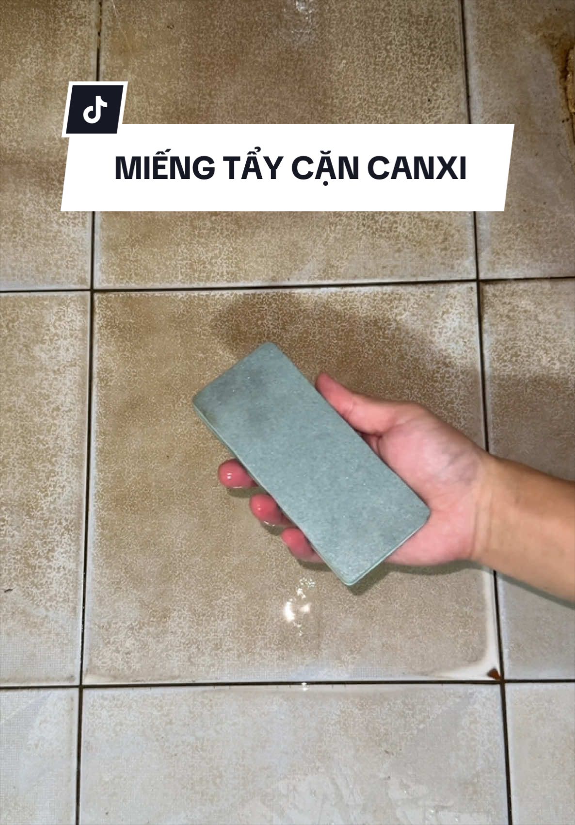 Tưởng đâu hàng dởm, ai ngờ chà phát cặn canxi bay sạch, gương kính trong nhà tắm lại sáng choang như mới luôn các bác ơi #miengtaycancanxi #taycancanxi #taydanang #vesinhnhacua 