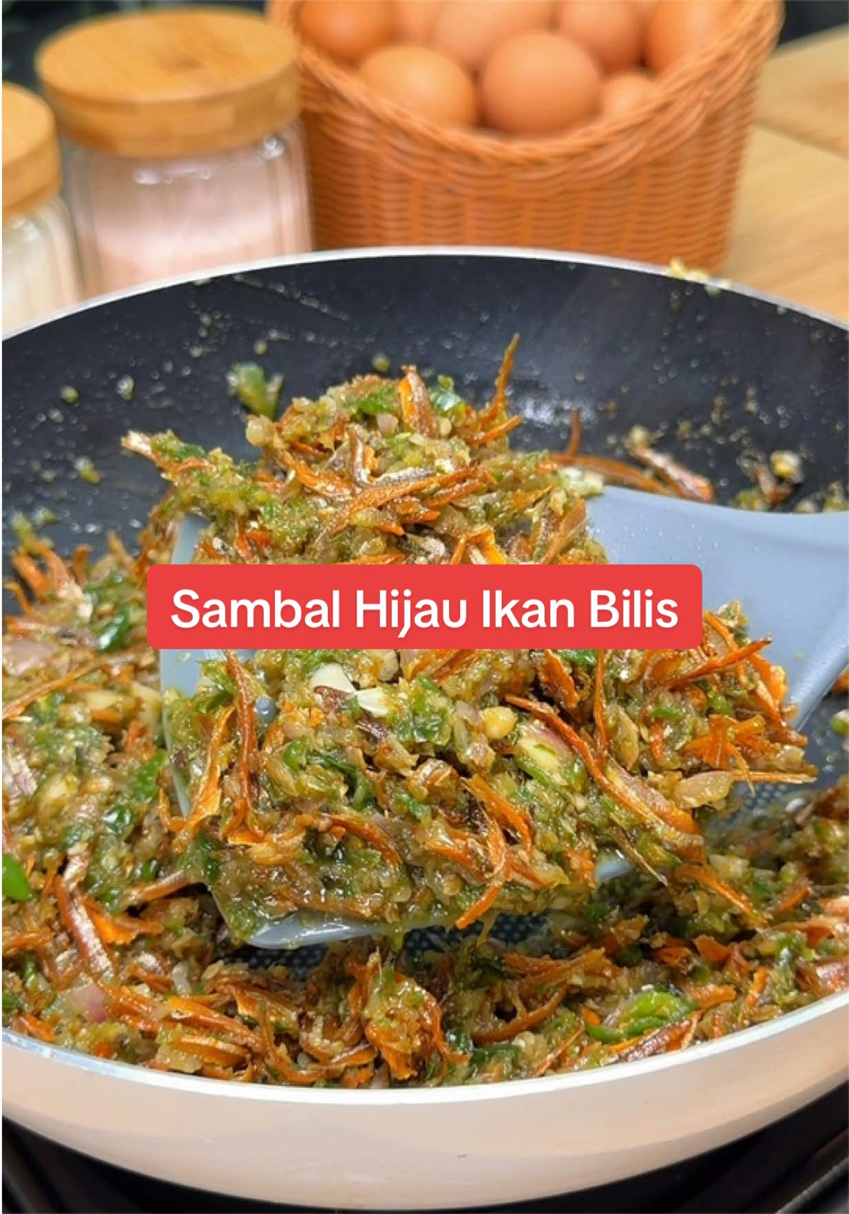 Resepi Sambal Hijau Ikan Bilis Jangan lupa save. Bahan-bahan * 2 genggam ikan bilis (digoreng garing) * Asam keping secukupnya * Sos tiram secukup rasa * Garam secukup rasa * Serbuk perasa secukup rasa * Gula secukup rasa * Minyak untuk menumis Bahan Kisar * 20 tangkai cili api hijau * 2 tangkai cili besar hijau * 1 inci belacan * 2 biji bawang besar * 5 ulas bawang putih Cara-cara 1. Goreng ikan bilis hingga garing. Angkat dan ketepikan. Simpan minyak gorengan ikan bilis untuk menumis. 2. Kisar semua bahan kisar hingga halus atau mengikut tekstur yang disukai. 3. Panaskan minyak gorengan ikan bilis dan tumis bahan kisar sehingga garing, pecah minyak dan sambal benar-benar masak. 4. Masukkan asam keping, sos tiram, garam, serbuk perasa dan gula. 5. Gaul hingga semua bahan sebati dan rasanya seimbang. 6. Masukkan ikan bilis yang telah digoreng tadi dan gaul rata supaya bersalut dengan sambal. 7. Tutup api dan sedia untuk dihidangkan! Tip: Pastikan sambal ditumis sehingga betul-betul masak supaya lebih wangi dan tahan lebih lama. Masukkan garam sedikit demi sedikit kerana ikan bilis, belacan dan sos tiram sudah mempunyai rasa masin. Selamat Mencuba 😋 #resepi #laukkampung #menusimple 