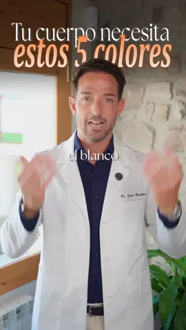Los alimentos antiinflamatorios pueden formar parte de una alimentación equilibrada que favorezca la salud de tu piel y tu pelo. 🥑 Cada color aporta distintos nutrientes: los alimentos blancos se relacionan con la salud intestinal, los verdes con la función hepática, los morados con la función cerebral, los amarillos con el sistema inmunitario y los rojos con la salud cardiovascular. Descubre qué alimentos incluir en tu día a día para cuidar tu bienestar desde dentro.