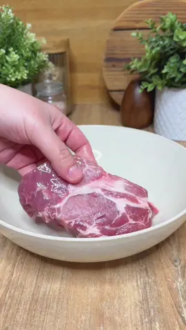 Lubisz takie przepisy? Zostaw sernik serduszko ♥️ Lepsza niż ze sklepu Zostaw serduszko ❤️ jeśli lubisz takie proste przepisy! 1 kg karkówki lub innego ulubionego mięsa pokrój na kawałki i przełóż je do miski. 15-20 g soli peklującej- możesz też użyć zwykłej, dodaj do miski, wymieszaj z 3 łyżkami ulubionych przypraw (u mnie majeranek, oregano, czosnek granulowany oraz papryka słodka i ostra) oraz 1 łyżeczką żelatyny, którą możesz pominąć. Przygotowaną mieszanką dokładnie natrzyj mięso, przełóż do szczelnie zamykanego pojemnika i wstaw do lodówki na 2-3 dni. Po tym czasie mięso przełóż do czystych, wyparzonych słoików, ciasno układając kawałki, aby ograniczyć puste przestrzenie, dzięki temu mięso zachowa kształt słoika. Pozostaw około 2-3 cm wolnego miejsca pod zakrętką. Wytrzyj brzegi słoików i dokładnie zakręć. Dno dużego garnka wyłóż ściereczką, ustaw na niej słoiki i wlej wodę do około 3/4 ich wysokości. Gotuj pod przykryciem na małej mocy palnika, tak aby woda jedynie delikatnie bulgotała, przez około 3 godziny. Jeśli woda zacznie odparowywać, uzupełniaj ją gorącą wodą. Po ugotowaniu pozostaw słoiki w garnku do wystudzenia, a następnie schłodź w lodówce. Schłodzoną wędlinę podawaj.  #przepis #jedzenie #przepisy #domowawędlina #mięso domowa konserwa mięsna, mięso w słoikach, łopatka w słoiku, domowa mielonka, domowa konserwa wieprzowa, przepis na mięso w słoiku, domowa wędlina, konserwa na kanapki, mięso na kanapki, przepisy z łopatki, prosty przepis na konserwę, domowe jedzenie, gotuję w domu
