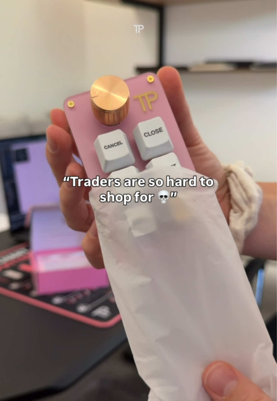 Finally, a gift for traders 😍 Get it before they sell out 👉🏻 LINK IN BIO #tradingkeyboard #tradingsetup #tradergift #tradingcommunity #tradingtools 