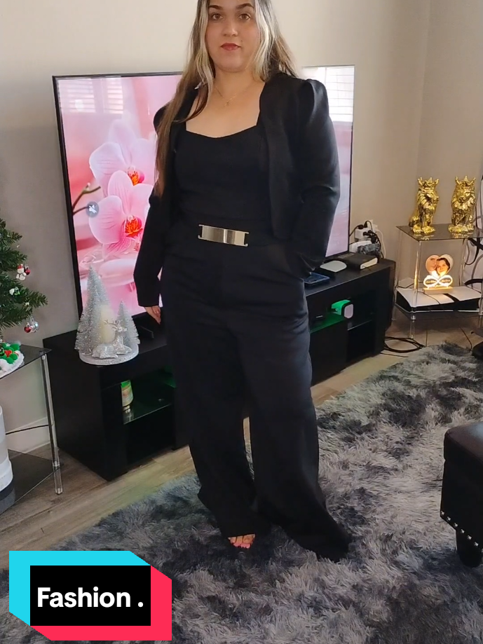 Para sentirte hermosa, cómoda y llena de estilo en cualquier ocasión. 🖤✨ Este conjunto de mono y chaqueta corta es una maravilla por lo suave y favorecedor que es. ​#TikTokShop #chicme #twopieceset #blackjumpsuit #outfitinspo