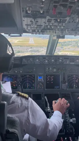 Boeing 737-800 landing 🛬 #aviation #travel 