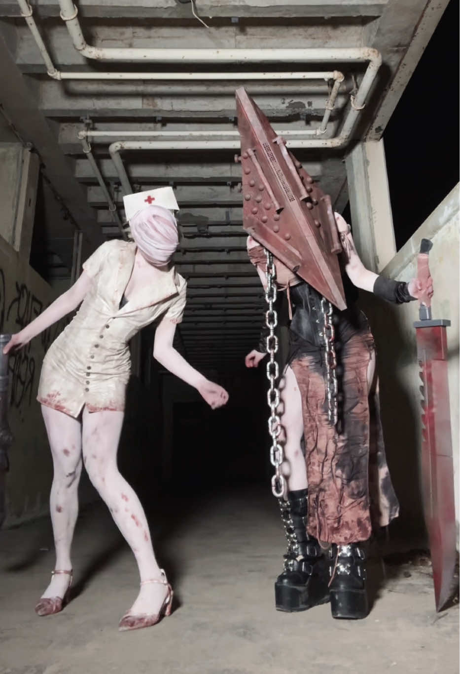 (WARNING: FLASHING LIGHTS) @Vi part 29 of iconic halloween duo costume ideas! amazing headpieces + sword handmade by @Lone Star Cosplay 🫶🖤 #cosplay #halloweencostume #pyramidhead #silenthillnurse pyramidhead nurse cosplay matching inspo horror 