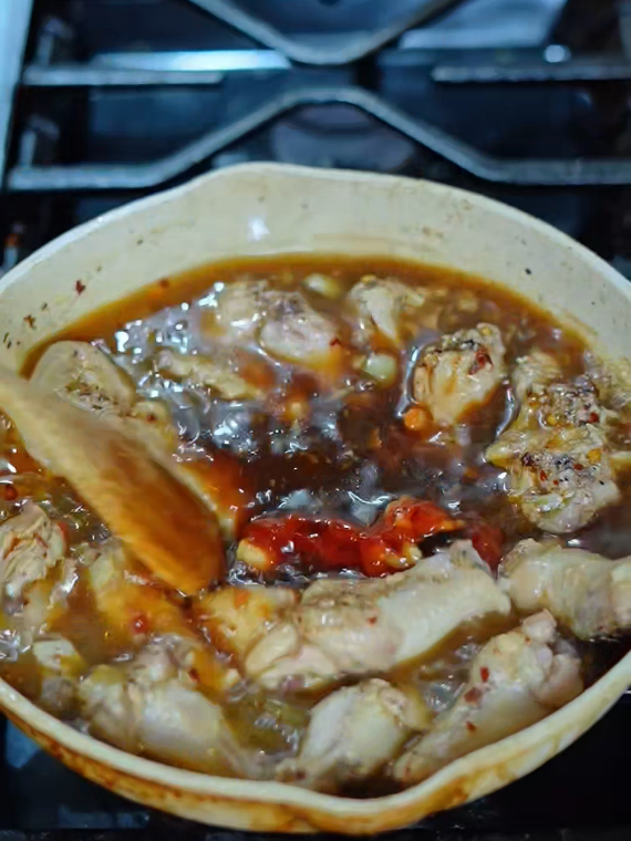 Sweet and sticky BBQ 🇺🇲 chicken wings made right in the pan! Ingredients: - Chicken wings - Salt and black pepper - Paprika - Dried chili flakes - Garlic - Ketchup - Honey - Soy sauce #chickenwings  #BBQChicken  #easyrecipesathome  #DinnerIdeas #BBQ 