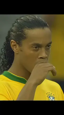 Ronaldinho 🇧🇷⚽ : Une légende du football, célèbre pour sa magie, ses dribbles et son sourire. 🪄🔥 Champion du monde 2002 avec le Brésil ! 🏆 #Ronaldinho #Football #Légende #Brésil #Skills 