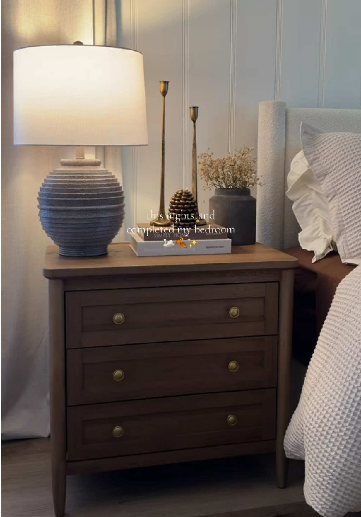AND it has a charging station, it’s perfect🤎 #nightstand #bedsidetable #bedroomdecor #tiktokshopblackfridaysale #homefinds 