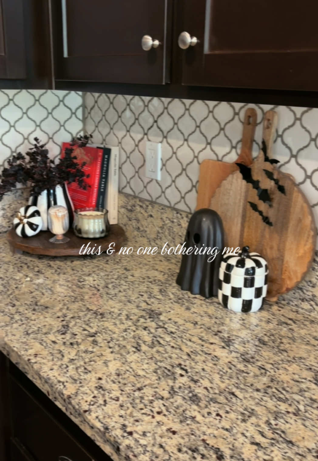 Rainy Days.🌧️  Just want to be on the couch cuddling with my hubby & kiddos & watching a movie.🤎 Last views of my spooky entryway decor before my ofrenda goes up.🧡 #fyp #Home #decor #fall #parati 