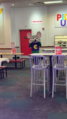 ## My goddaughter Viviana is dancing with Chuck E. Cheese ❤️