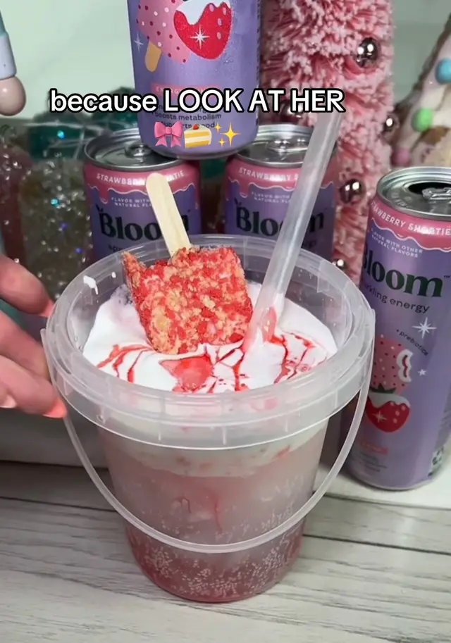 bloom really made strawberry shortie limited edition and expected me to be okay with that 😭🍓🎀🍰 new favorite unlocked ✨ #bloomnewarrivals #tiktokshopblackfriday #bfcm #bloomstrawberryshortie #strawberryshortie @Bloom Nutrition 