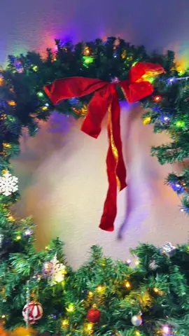 🎄✨ ¡Dale un toque espectacular a tu casa esta Navidad! Esta corona navideña gigante de VINGLI está disponible en tamaños de 4 y 5 pies, viene completamente decorada con su moño rojo, adornos y luces LED. 🎅 Tiene 11 modos de iluminación, luces blancas y multicolores, además de un control remoto para cambiar los efectos fácilmente. ¡Perfecta para transformar cualquier espacio esta Navidad! 🎁 Disponible en oferta con envío gratis. 🛒 corona navideña gigante, decoración de Navidad, corona de 5 pies, luces LED navideñas, VINGLI, adornos navideños, decoración navideña exterior #DecoracionNavideña #Navidad2026 #ChristmasDecor #TikTokShopFinds #CoronaNavideña 