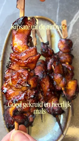 Kipsaté is zo’n allemansvriend, maar de kip moet wel mals blijven, want niemand heeft trek in een droog stuk kip. Sinds ik een airfryer heb, bak ik mijn kip niet meer anders, en het resultaat is net alsof het van de bbq komt. Ingrediënten (3-4 personen) 	•	500 gram kippendij 	•	1 tl kerrie 	•	1 tl laos 	•	1 tl gember 	•	½ kippenbouillonblokje 	•	2 el zoet-zoute marinade 	•	2 el zoete ketjap 	•	2 el zoute ketjap 	•	Satéstokjes Bereiding 	•	Snijd de kippendij in stukjes. 	•	Marineer de kip met alle ingrediënten. Dat kan in een afsluitbare bak of zak. 	•	Zorg ervoor dat de kip mooi onder staat in de marinade. Afhankelijk van wat je gebruikt, kan het zijn dat je wat meer van de natte ingrediënten moet toevoegen. Doe dit dan in gelijke delen. 	•	Week de satéstokjes in lauwwarm water. Dit voorkomt verbranden en splinteren. 	•	Laat de kip minimaal een uur marineren in de koelkast. Hoe langer, hoe lekkerder. 	•	Rijg de kippendij aan de satéstokjes en bak ze in de airfryer op 200 graden gedurende 10-12 minuten. Draai ze halverwege even om. Eet smakelijk! #foryou #recept #food #eten #kipsate 