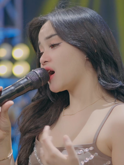 timbang baper mending goyang josjis.. 💃🏻😎 Laila Ayu - Aku tak butuh cinta. full rilis di channel yt Aneka Safari Record gess.. #fyp #viral #dangdut #lailaayu #akutakbutuhcinta