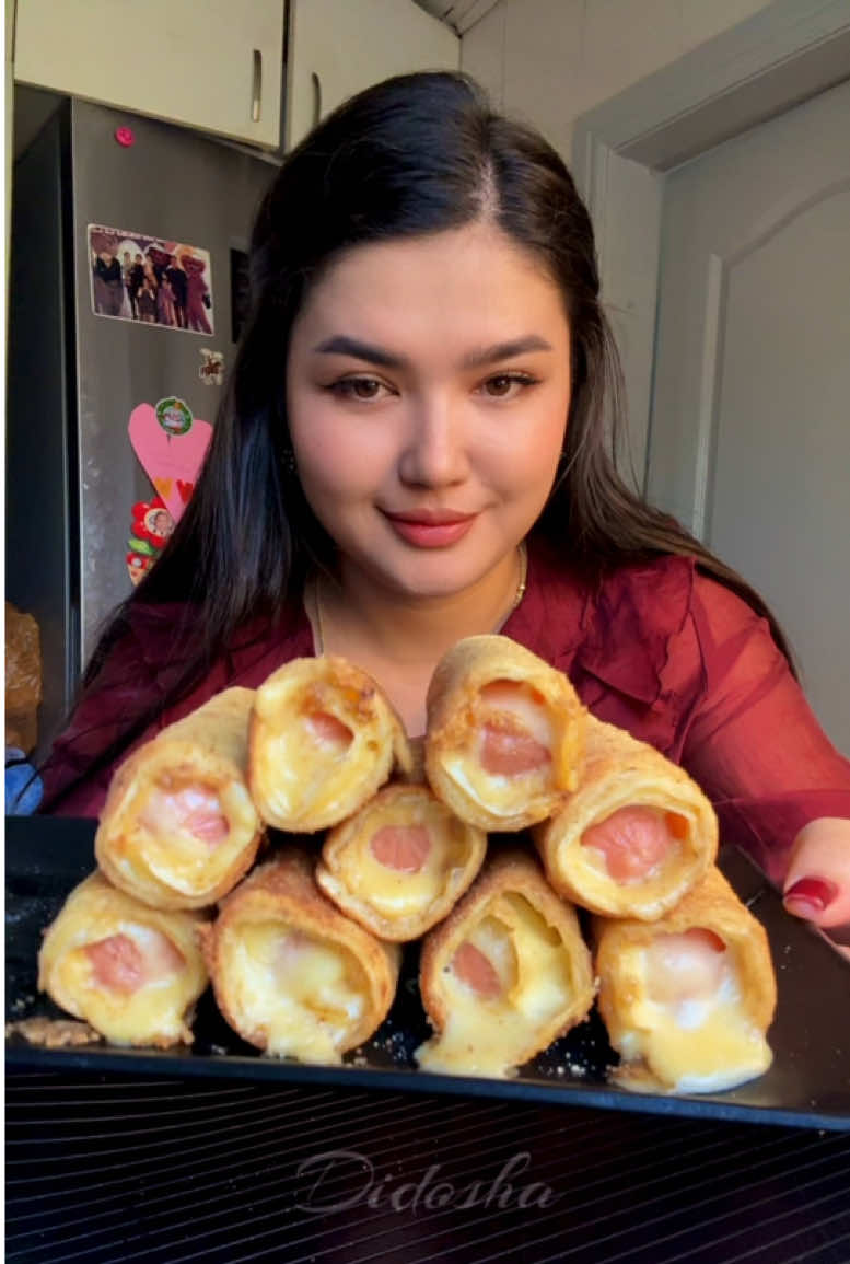 Қыздар, мынау сосискалы лаваштың дәмі бөлек қой 😍🔥 Сырты қытырлақ, іші сырлы, сосискамен бірге просто бомба! 😋❤️ Қажетті ингредиенттер: 🌯 6 дана төртбұрышты лаваш 🌭 @narlenkz «Баварские с сыром» сосискалары 🧀 Кез келген сыр 🥚 2 жұмыртқа 🍞 Нан талқаны 💧 Лавашты жабыстыруға аздап су 🛢️ Қуыруға арналған май Дайындалуы: Лавашты ұзынша етіп 3 бөлікке бөлеміз. Ішіне сыр мен сосисканы салып ораймыз. Шетін сумен жабыстырамыз. Алдымен жұмыртқаға, сосын нан талқанына аунатып, қызған майға екі жағын қызарғанша қуырамыз. 😍 Шайға да, тіскебасарға да керемет! 🔥 Қыздар, сақтап алыңыздар да, жасап көріңіздер ❤️