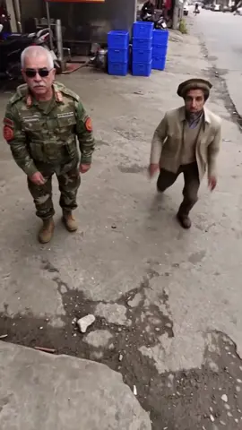 وختی در کوچه با یک یوتوبر سر میخوری و اون برت میگه یک شعر بگو 😂#funny #afghan #😂😂😂 #fyp #پشتون_تاجیک_هزاره_ازبک_زنده_باد🇦🇫 