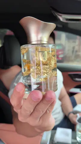 Nước hoa xe ô tô thơm nhẹ nhàng, lịch sự, thiết kế rất đẹp và giá hợp lý