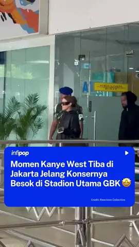 Kanye West terlihat tiba di Jakarta pada Jumat (23/10), sehari menjelang konser perdananya di Indonesia. Konser tersebut dijadwalkan berlangsung pada Sabtu (24/10) di Stadion Utama Gelora Bung Karno (GBK), Jakarta. Dalam video yang beredar, Kanye terlihat mengenakan hoodie hitam dan didampingi oleh sang istri, Bianca Censori, serta timnya. OMG, siapa yang besok nonton? 🤩 📹: Rawvision Collective #Editorial 