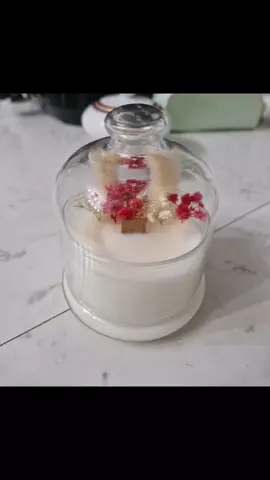 candela Campana decorata con fiori rossi e bianchi, per un regalo elegante ed unico 🎄🎁 Novità: le fragranze natalizie -mela e cannella -vin brulé per aggiungere profumo natalizio nelle vostre case✨️ Contattatemi per informazioni! #Candele #regali #natale #fatteamano 