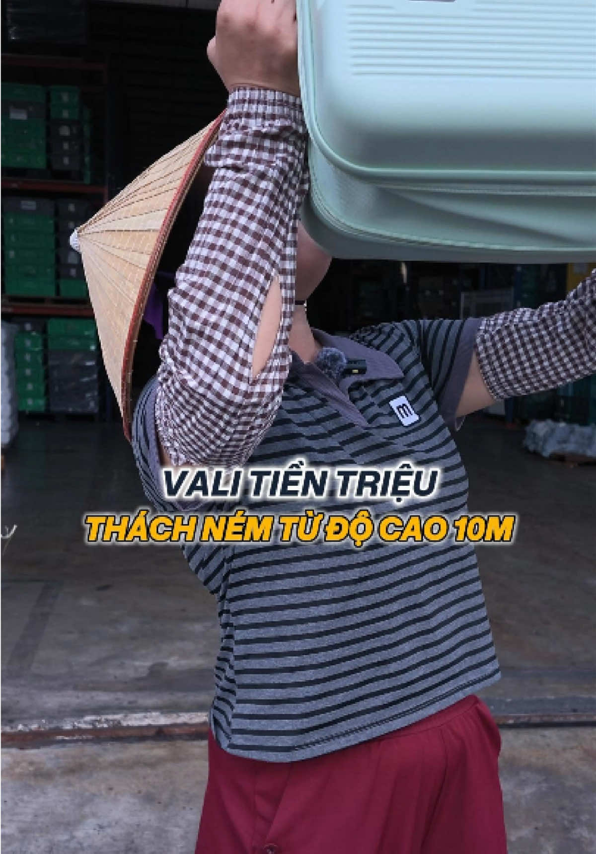 💥 Thách ném vali từ trên cao xuống, liệu có vỡ tan hay vẫn nguyên vẹn? Cùng xem đến cuối nhé! #ThachLaLam #ThuThachVali #TestDoBen  #FYP #tiktok 