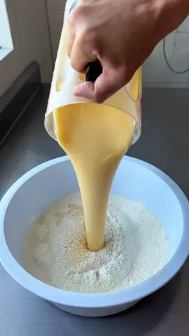 375 g de açúcar 220 g de óleo 5 ovos 375 g de farinha de trigo 220 g de leite 30 g de fermento químico em pó #bolo #Comida #cake 