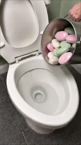 Comment nettoyer une cuvette de toilettes sale et grasse | Mélange nettoyant puissant pour salle de bain à faire soi-même !