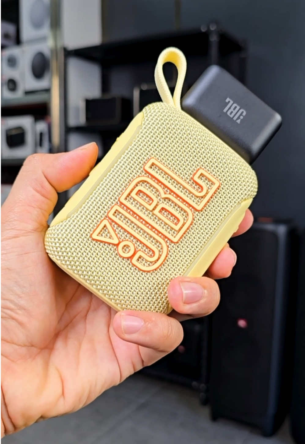 World’s Smallest Karaoke Speaker! 🎤 JBL Go 5 + EasySing Mic Mini 🔊 #satisfying #awesome #asmrvideo #karaoke #tiktok 