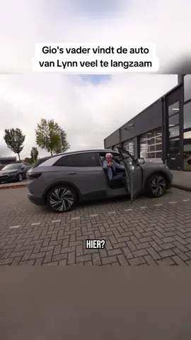 Gio krijgt meteen commentaar van zijn vader op de auto van Lynn. #gio #lynn #autovlog