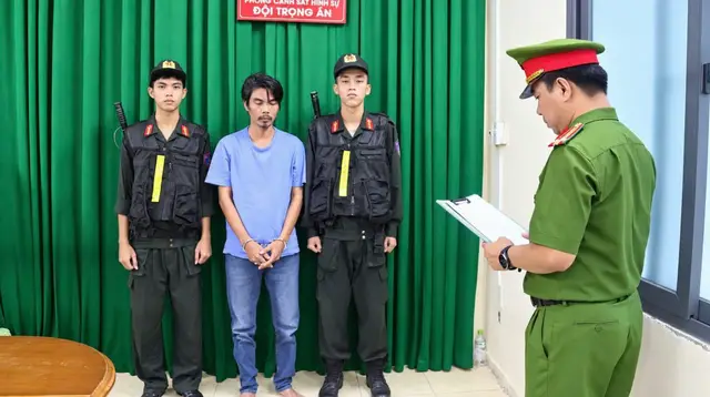 📝 Khởi tố đối tượng đăng thông tin sai sự thật về Công ty Novaland Ngày 23/10, Công an TPHCM cho biết, Cơ quan Cảnh sát điều tra Công an TPHCM (Phòng Cảnh sát hình sự) đã ra Quyết định khởi tố vụ án, khởi tố bị can, ra Lệnh bắt bị can để tạm giam đối với Đỗ Minh Quang (sinh năm 1982, trú tại phường Tân Sơn Nhì, Thành phố Hồ Chí Minh) về tội 