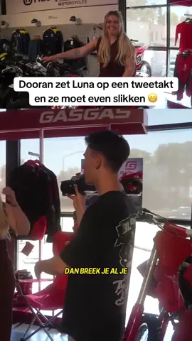 @porschalunaa Dooran noemt zijn tweetakt feller, Luna denkt aan haar E30. Kijk de hele vlog op het YouTube-kanaal van Luna. #porschaluna #supermoto #tweetakt
