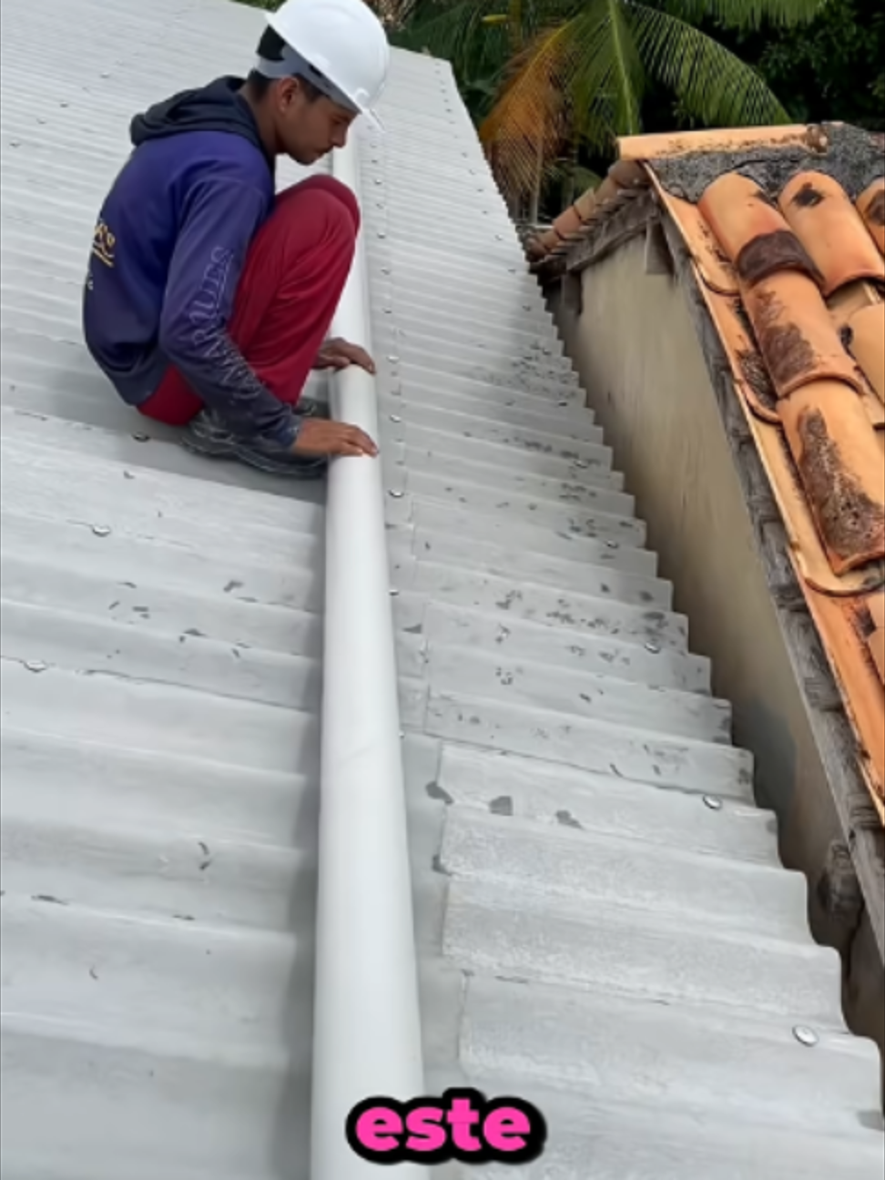 Su abuelo le enseñó este TRUCO GENIAL para el techo 😱 y3nPtelRfbY