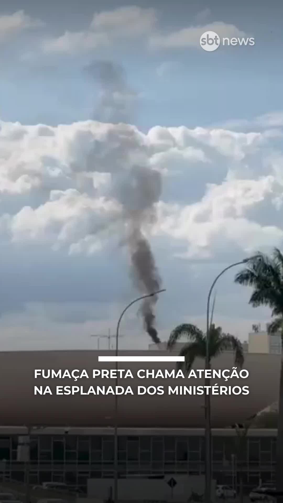 Uma fumaça preta vista na Esplanada dos Ministérios, em Brasília, nesta sexta-feira (23), chamou a atenção de quem passava pelo local. A cena fazia parte de uma simulação de incêndio realizada pelo Corpo de Bombeiros Militar do Distrito Federal, com equipes e três viaturas. #SBTNews #notícias #Brasília #EsplanadaDosMinistérios #CorpoDeBombeiros #CBMDF #SimuladoDeIncêndio #Incêndio #DistritoFederal