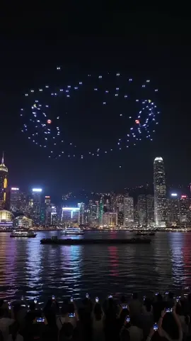 A Grand Night Above Victoria Harbour Technology and romance create an unforgettable night. Watching golden sparkler hearts and drone proposal silhouettes illuminate the harbor waters was truly breathtaking. ✨🚁💖 #FireworksShow #AIGenerated #DigitalArt #ViralReels #RomanticReels