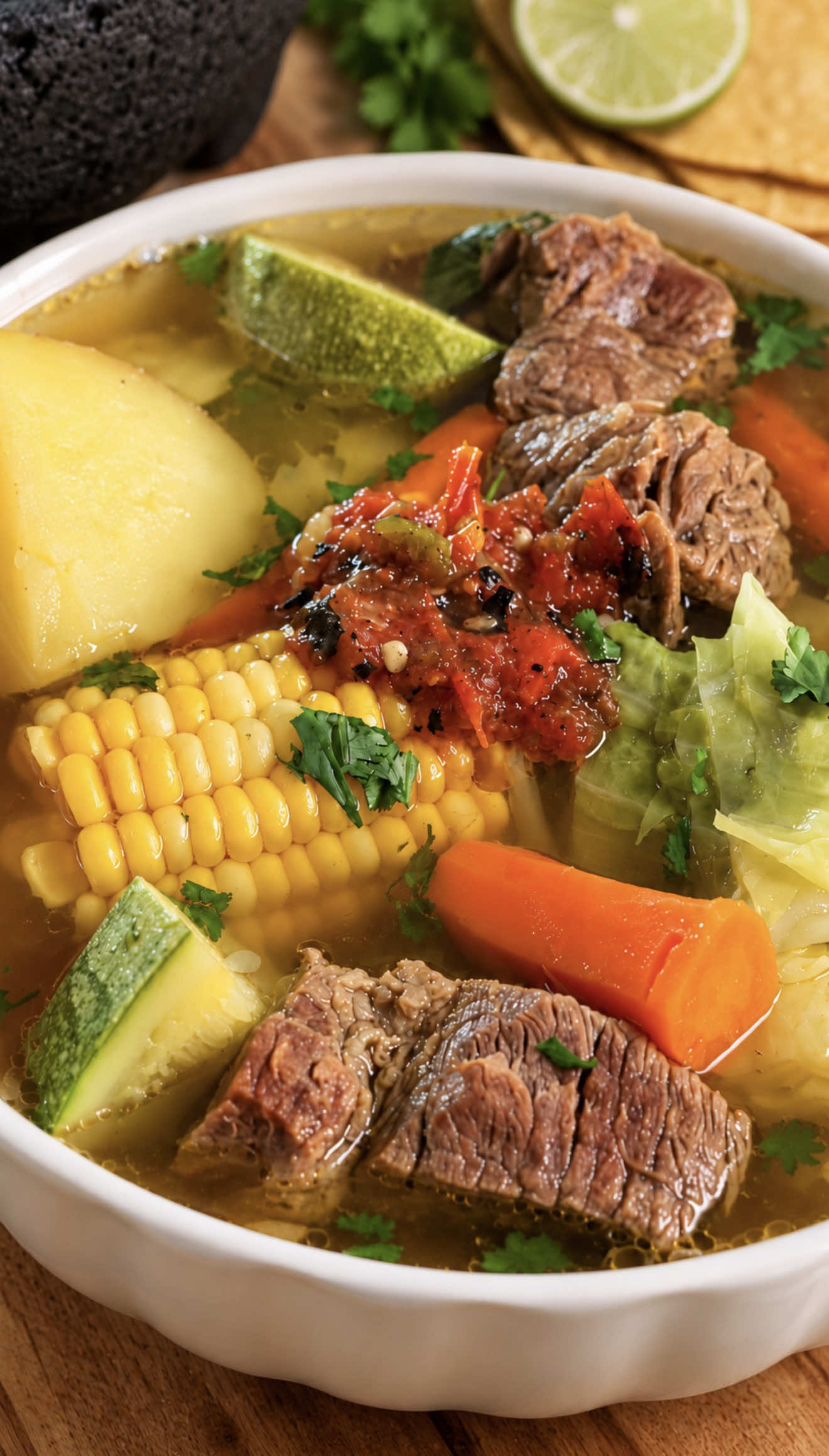 ¡¡Un caldito de res bien calientito siempre cae bien y más en esta temporada! ❤️  📝 Ingredientes: • 5 litros de agua • 2-3 libras de diezmillo de res, cortado en trozos pequeños • 2 libras de costilla o chambarete de res con hueso • Cebolla blanca • 1 cabeza de ajo • 2 hojas de laurel Nota: Se me pasó mencionarlo en el video, pero también agregamos dos hojas de laurel al poner a cocer la carne.*** • Aproximadamente 2-2½  cucharadas de sal, o al gusto • 1 cucharada de consomé de res • 1 cucharada de consomé de tomate • 3 tomates Roma, cortados en cuartos • 3 elotes, cortados en trozos • 1 chayote, cortado en trozos • ½ libra de zanahorias, cortadas en trozos • 3 papas medianas, cortadas en trozos • 2 calabacitas, cortadas en trozos • Repollo, al gusto • Cilantro, al gusto • Y no se te olvide el ingrediente más importante: ¡mucho amor! 💕 #caldoderes #recetasmexicanas #recetasfaciles #cocido