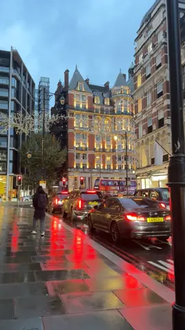 Walking through the rainy streets of London as the city lights glow. 🌧️🇬🇧 #LondonWalks #RainyLondon #LondonStreets #CityStroll #LondonGram 