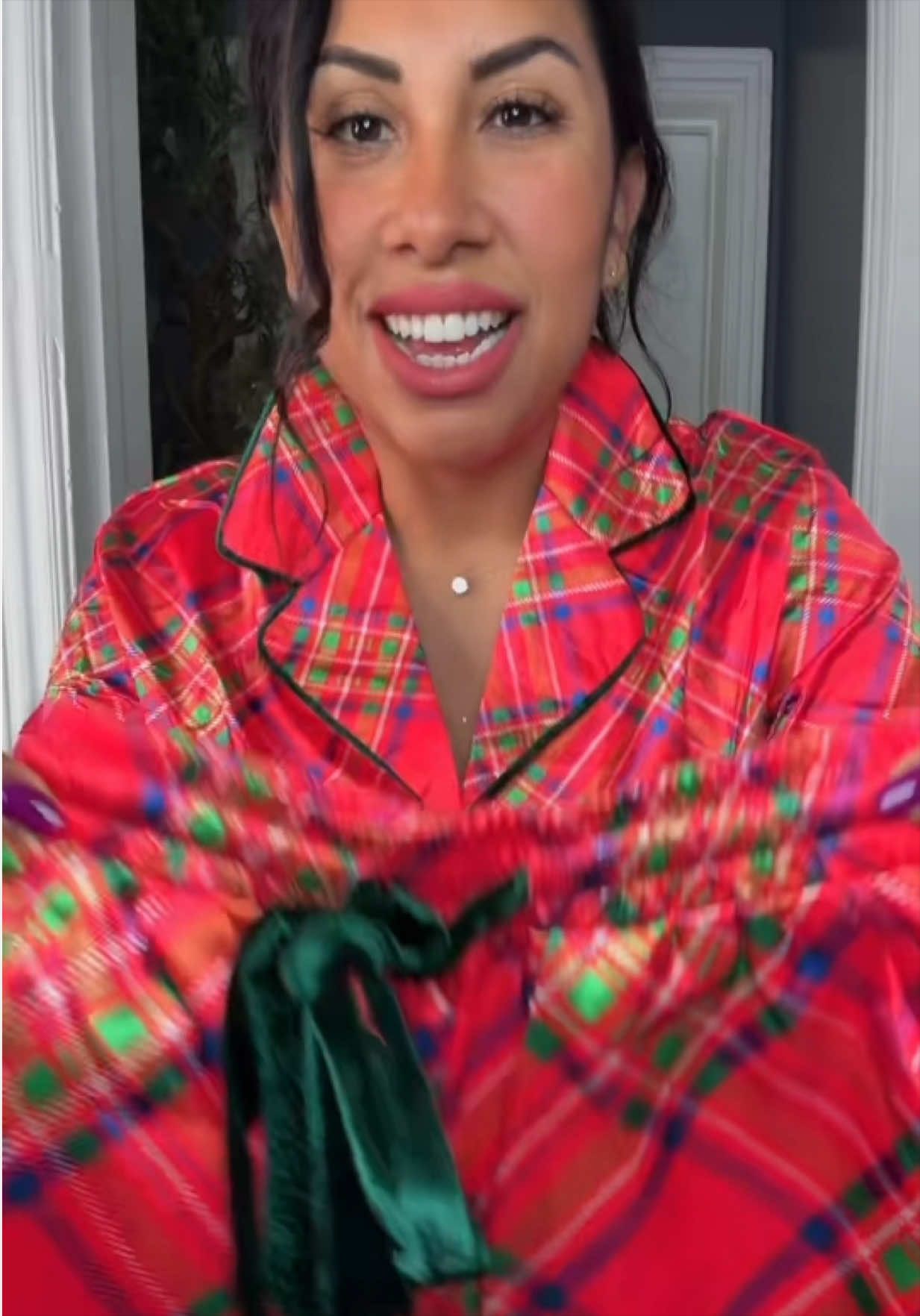 Christmas pajamas! Matching Christmas pajamas! Mother daughter! Holiday pajamas! #christmas #pajamas #matchingpajamas #mom #tiktokshopcreatorpicks 