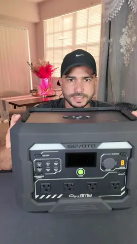 Estación de energía portátil GEYOTO N1000 de 1024Wh, con salida de 1800W y picos de 3200W. Ideal para respaldar tus equipos durante apagones, viajes en RV y emergencias. Incluye batería LiFePO4, función UPS de menos de 10 ms y carga inalámbrica de 25W. @GEYOTO Technology Inc. #geyotograndopening #GEYOTON1000 #StormReady #DiscoverYourGift #TikTokShopBlackFriday 