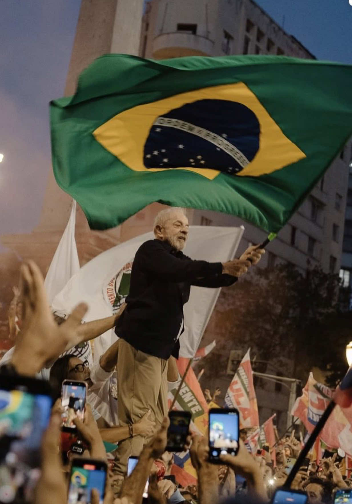 a gente já venceu só por votar pelo amor! belo horizonte | 21.10.26 🇧🇷♥️ . imagens aéreas: @pense.out | @caetano.ga  . . . . #BeloHorizonte #bh #lula #drone #fypppppppppppppppppppppppppppppppppppppppppppppppppppppppppppppppppppppp