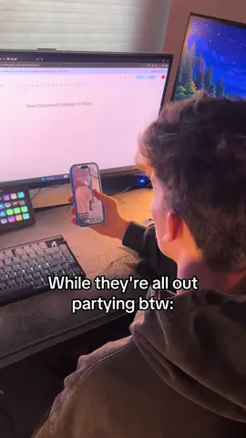 It’s not gonna scroll itself #doomscrolling #relatable #motivation #trending #smallspinale 