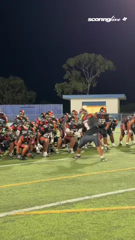 Campbell getting ready for game against Leilehua 📲 View game stats on the ScoringLive app available on the App Store and Google Play. Link in bio 🎥 @raydens.pics  #scoringlive #hawaiifootball #hawaiihighschoolfootball
