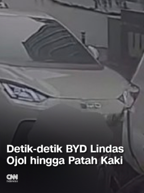 Sebuah mobil BYD tabrak beruntun empat mobil dan melindas seorang pengemudi ojol di Jakarta Selatan pada Jumat (23/10). Kecelakaan bermula saat mobil BYD menabrak mobil Brio, lalu BYD oleng ke kiri dan menabrak ojol dan mobil Wuling. Setelahnya, mobil BYD naik ke trotoar hingga menabrak dua mobil lainnya yang sedang parkir. Akibat kecelakaan itu, pengemudi ojol mengalami patah kaki dan dilarikan ke RS Fatmawati. Simak selengkapnya di cnnindonesia.com - (🎥 Video Viral) #cnnindonesia #cnnindonesiacom #kecelakaan #ojol