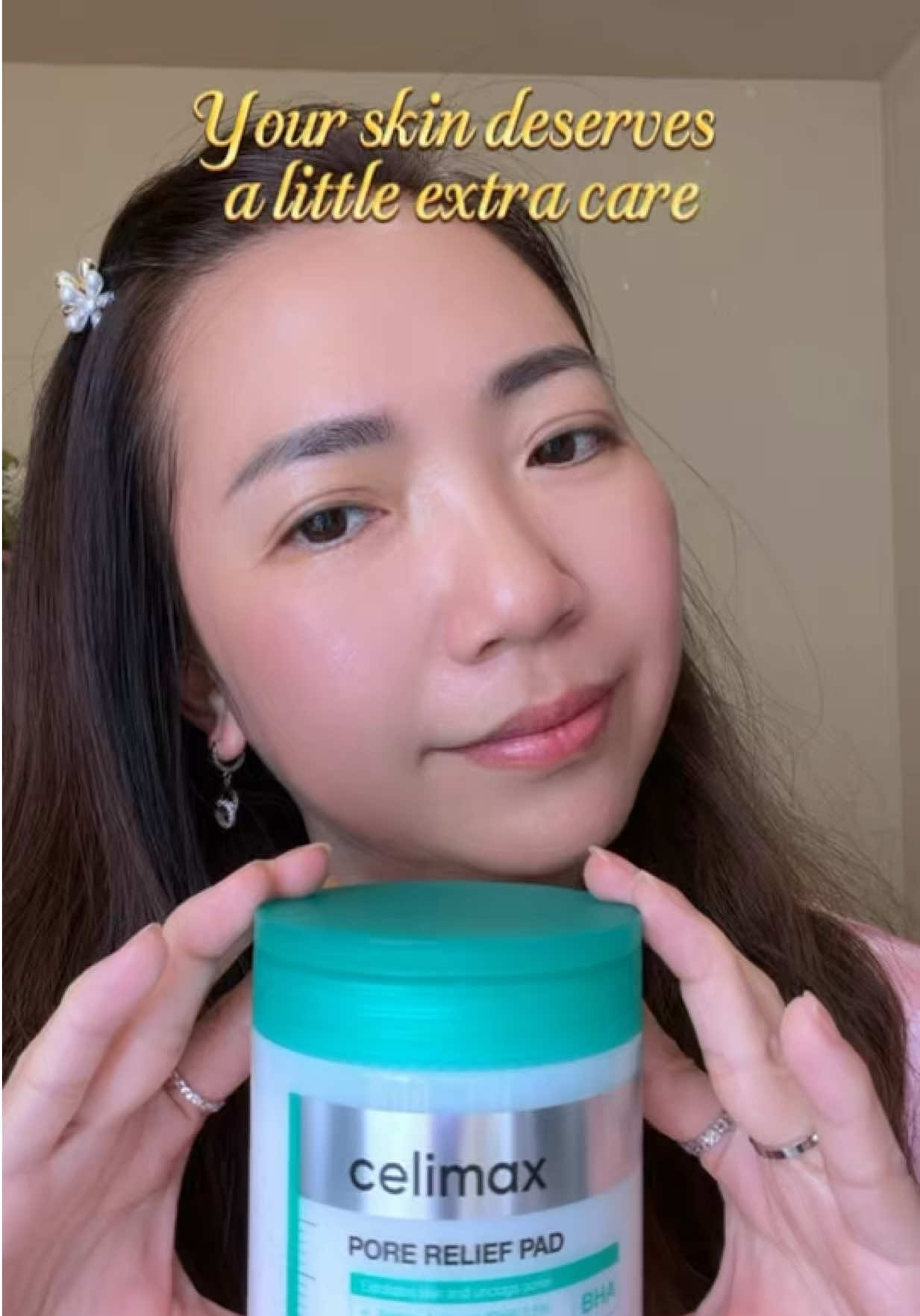 Tired of stubborn bumps and textured skin? Celimax Pore Relief Pad features 0.5% Betaine Salicylate (BHA), Heartleaf, Madecassoside, and Centella to help smooth the look of skin texture and refine the appearance of pores.  💥 Your skin deserves a little extra care  @celimax.global  #celimax #yesstyle #PoreReliefPad #kbeauty #koreanskincare 